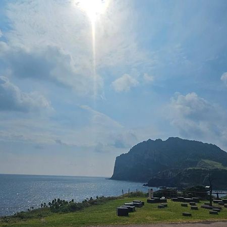 Seongsan Morning Sunset Villa ซอกวีโพ ภายนอก รูปภาพ